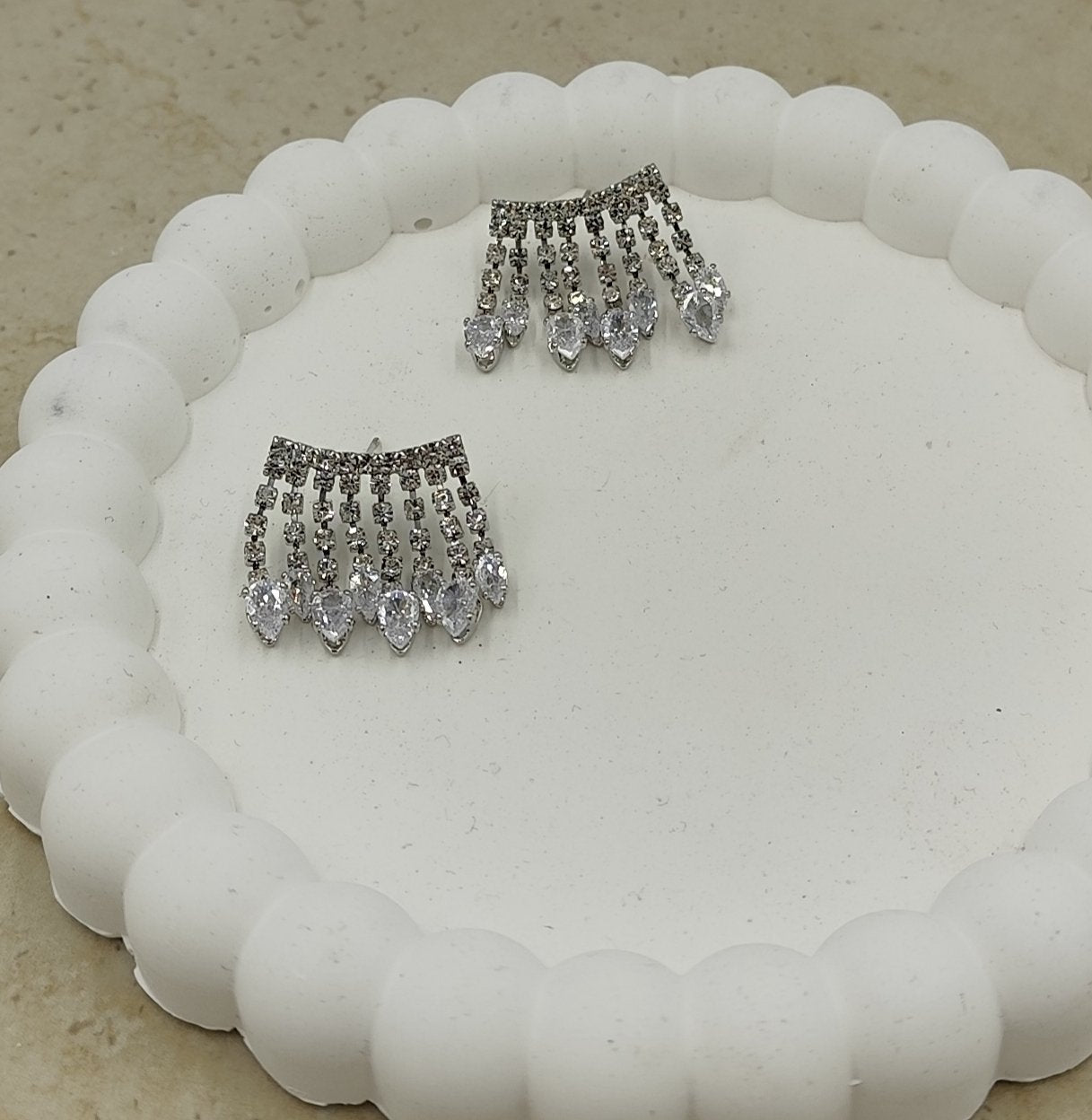 Gümüş Renkte Taş Detaylı Sallantılı Küpe