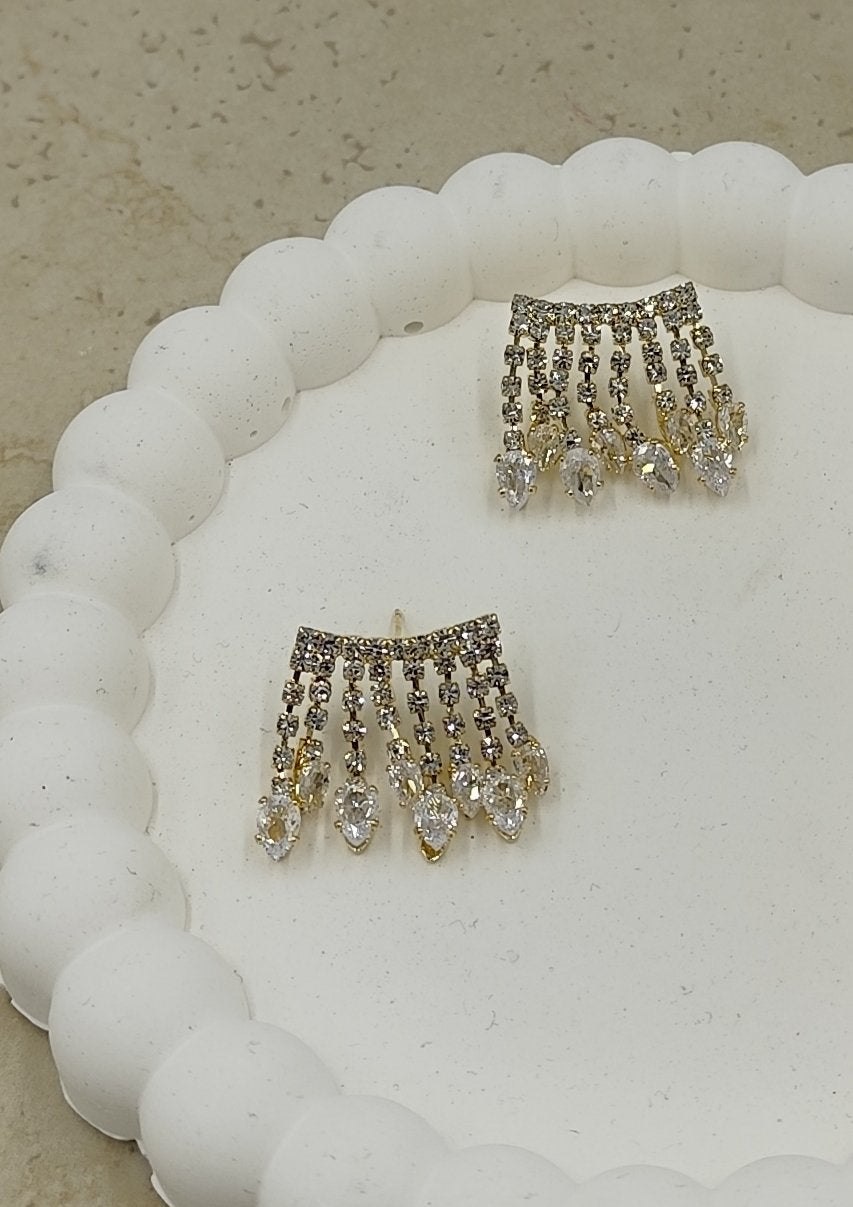 Gold Renkte Taş Detaylı Sallantılı Küpe
