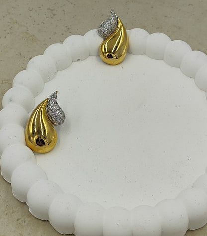 Yarı Taşlı Yarısı Sade Su Damlası Gold Küpe