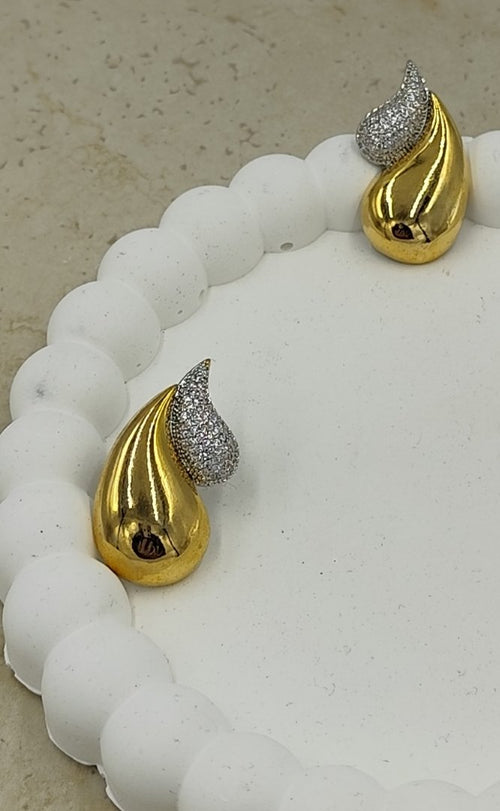 Yarı Taşlı Yarısı Sade Su Damlası Gold Küpe
