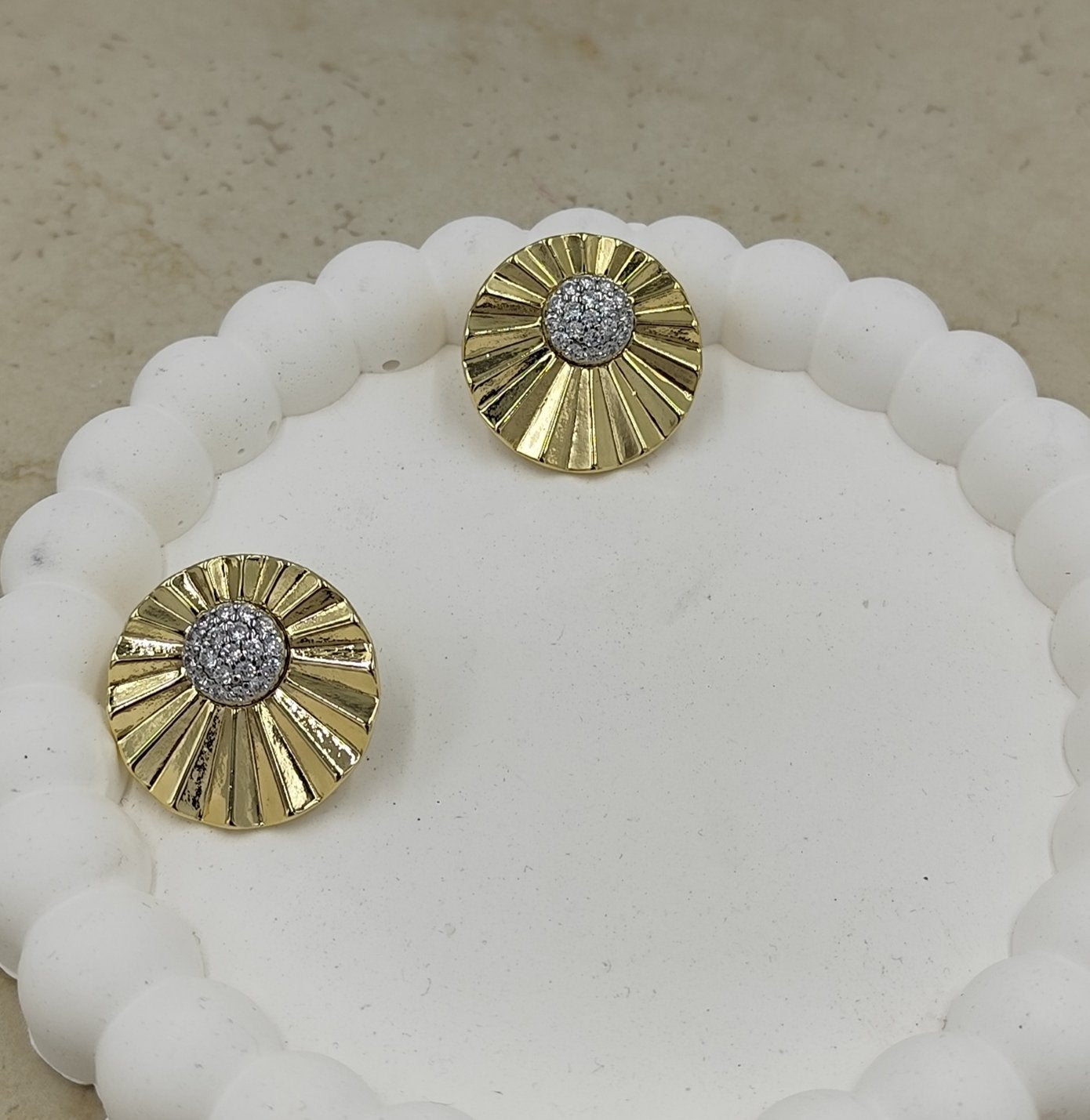 Taş Detaylı Yuvarlak Küpe Gold