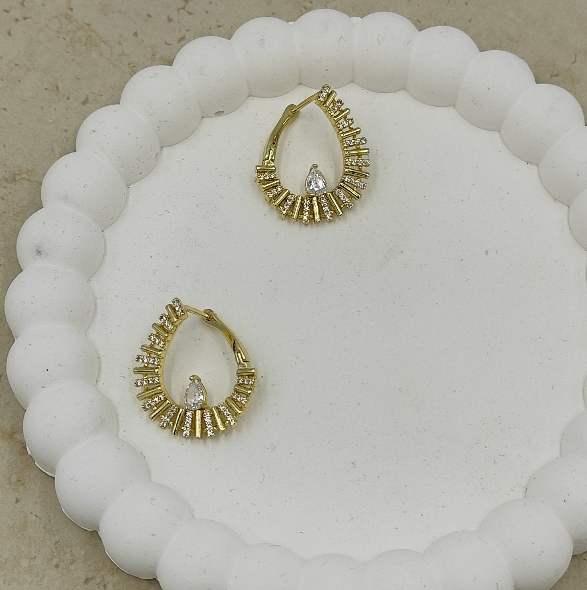 Taş Detaylı Yuvarlak Küpe Gold