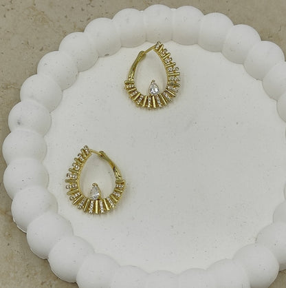 Taş Detaylı Yuvarlak Küpe Gold