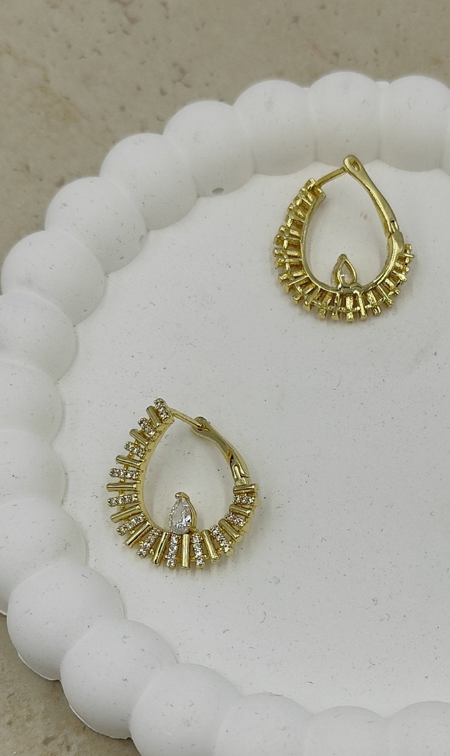 Taş Detaylı Yuvarlak Küpe Gold