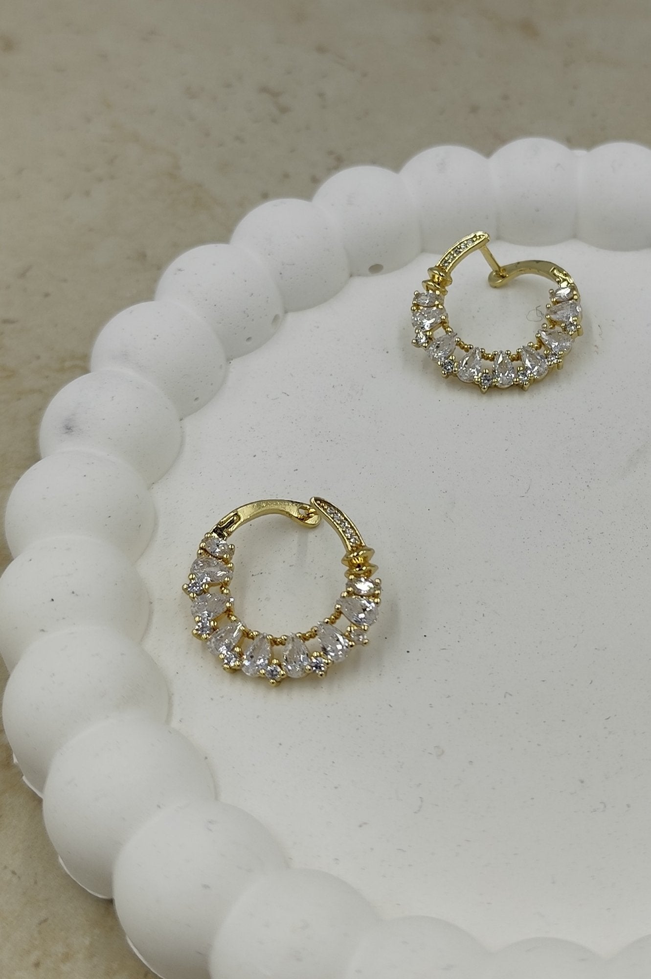 Taş Detaylı Yuvarlak Küpe Gold