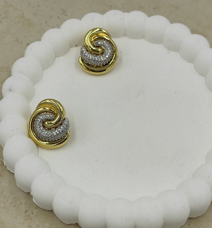 İç içe Geçmiş Taş Detaylı Sarmal Küpe Gold