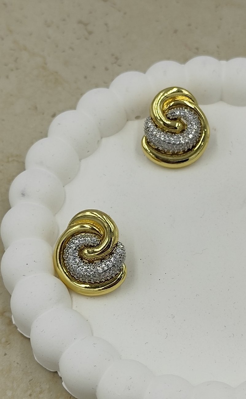 İç içe Geçmiş Taş Detaylı Sarmal Küpe Gold