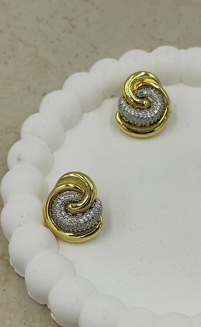 İç içe Geçmiş Taş Detaylı Sarmal Küpe Gold