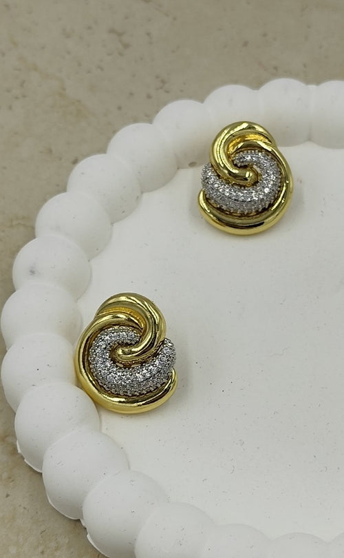 İç içe Geçmiş Taş Detaylı Sarmal Küpe Gold