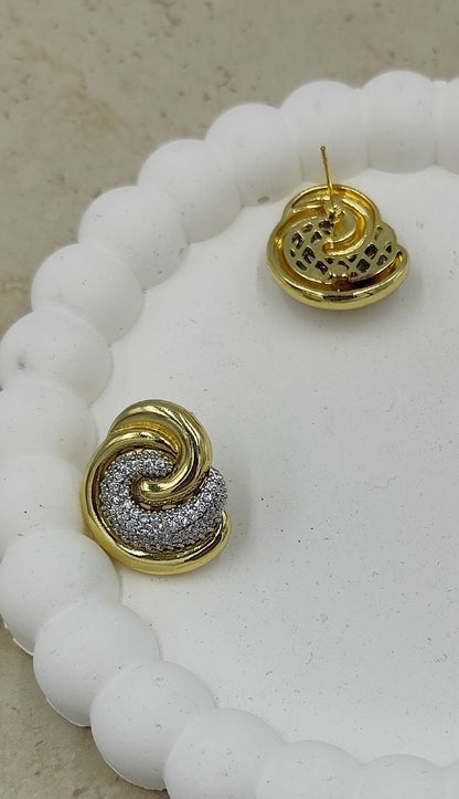İç içe Geçmiş Taş Detaylı Sarmal Küpe Gold