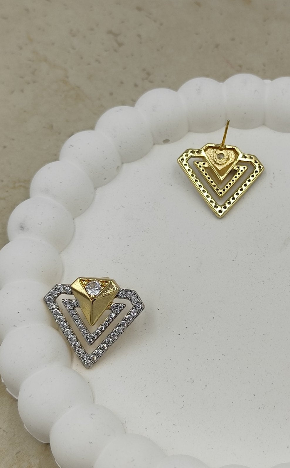 Taş Detaylı Üçgen Küpe Gold