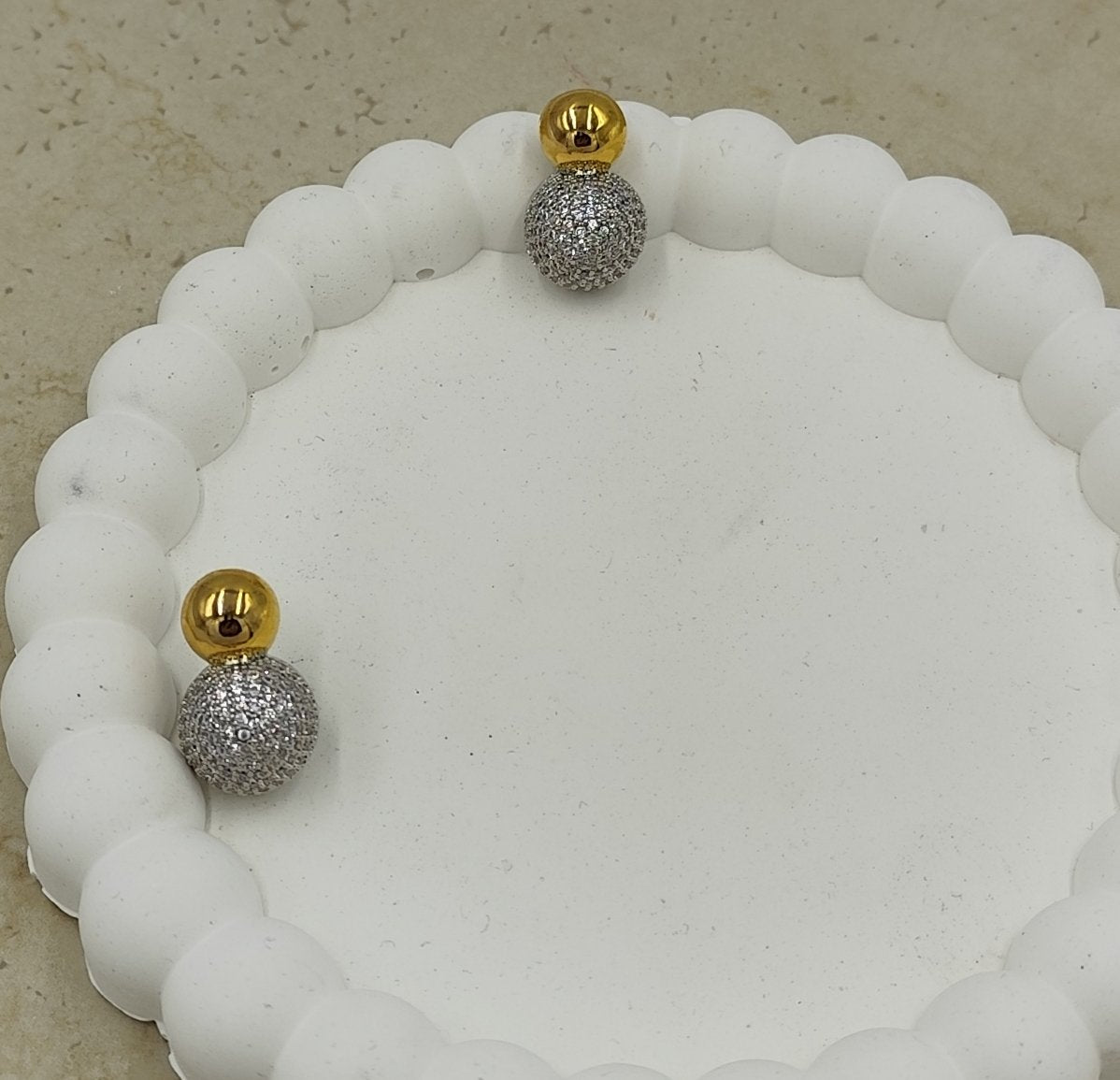 Yarısı Taşlı Yarısı Sade Küçük Topçuklu Küpe Gold