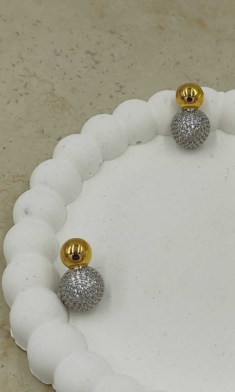 Yarısı Taşlı Yarısı Sade Küçük Topçuklu Küpe Gold