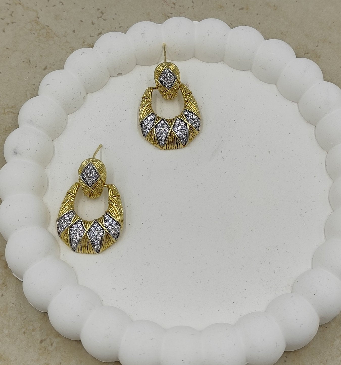 Taş Detaylı Gold Küpe