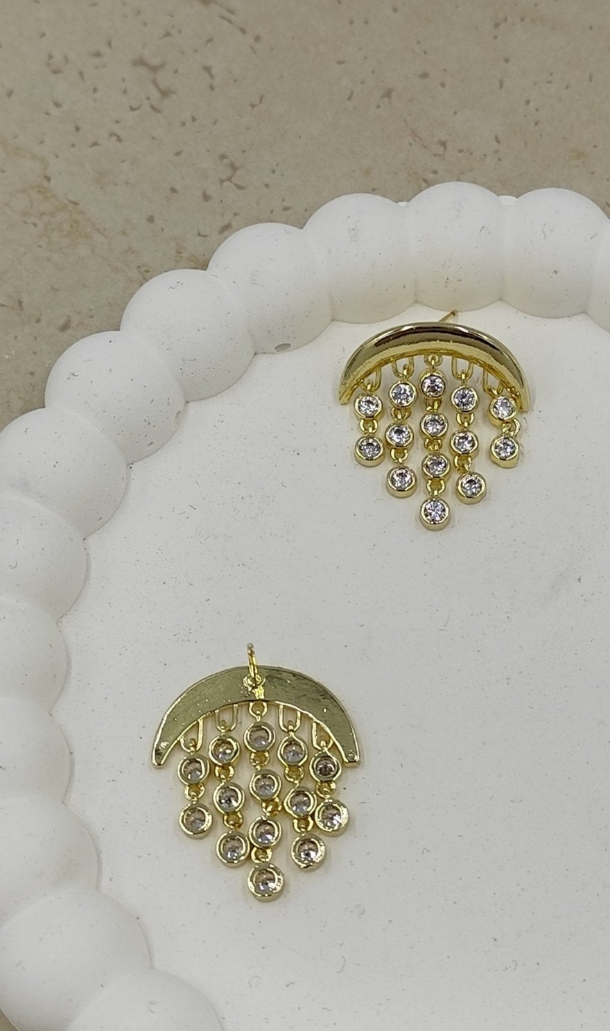Ucuna Sallantılı Taşlar Eklenmiş Ay Küpe Gold