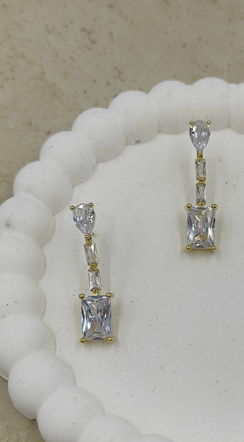 Geometrik Taşlardan Oluşan Sallantılı Küpe Gold