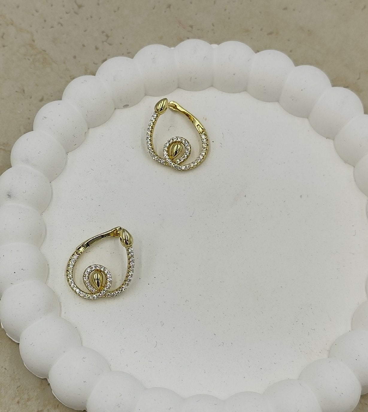 Taş Detaylı Yılan Figürlü Küpe Gold