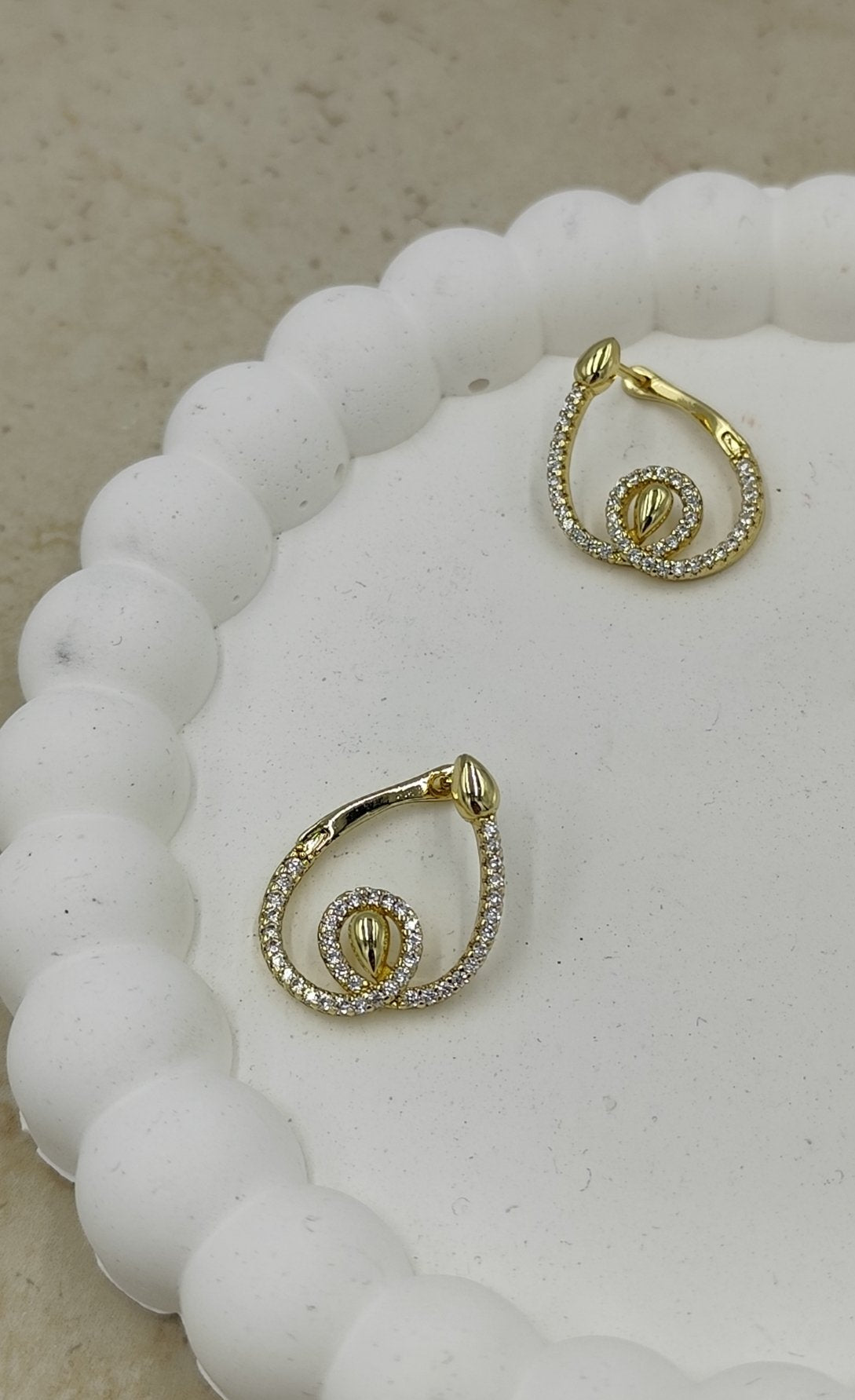 Taş Detaylı Yılan Figürlü Küpe Gold