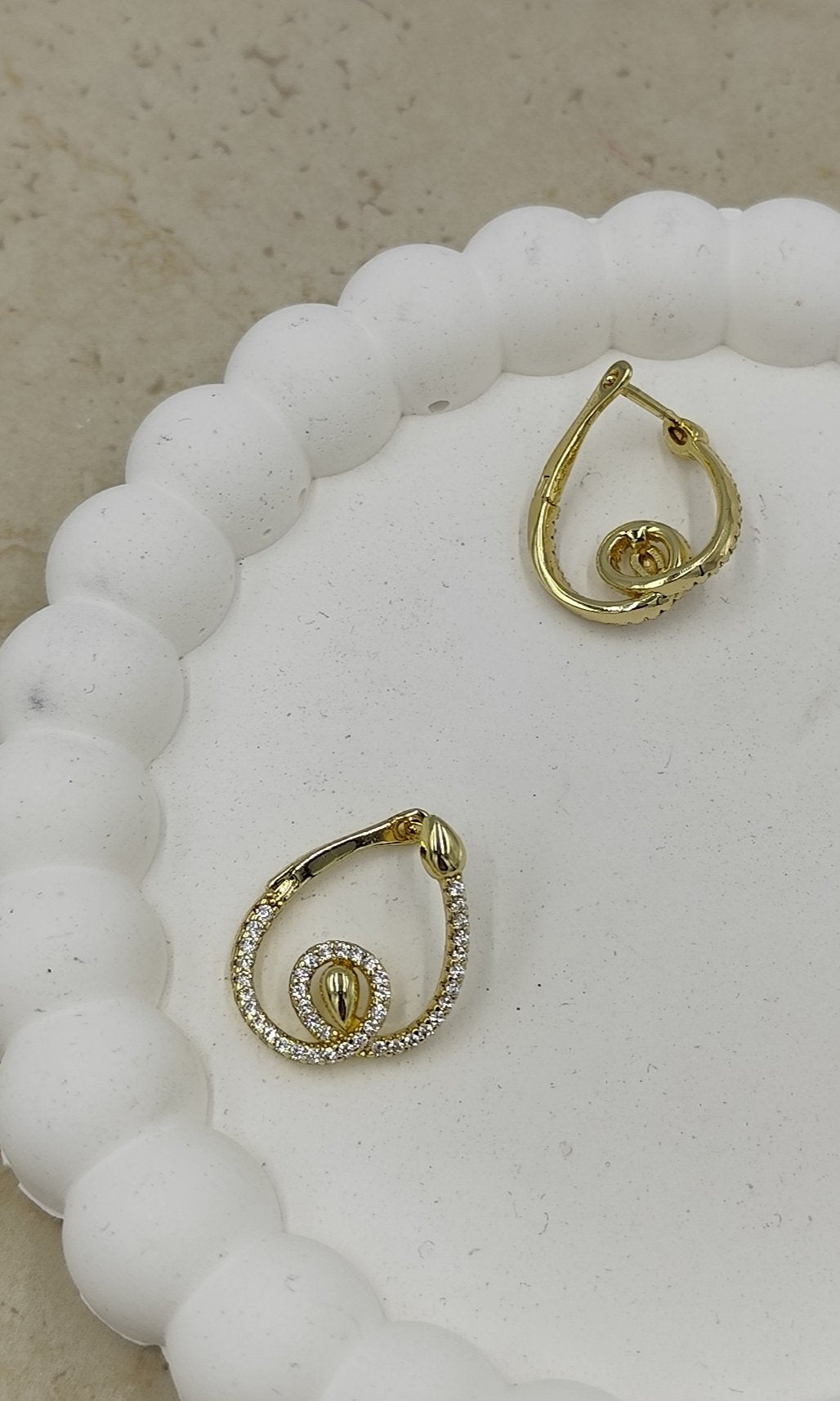 Taş Detaylı Yılan Figürlü Küpe Gold