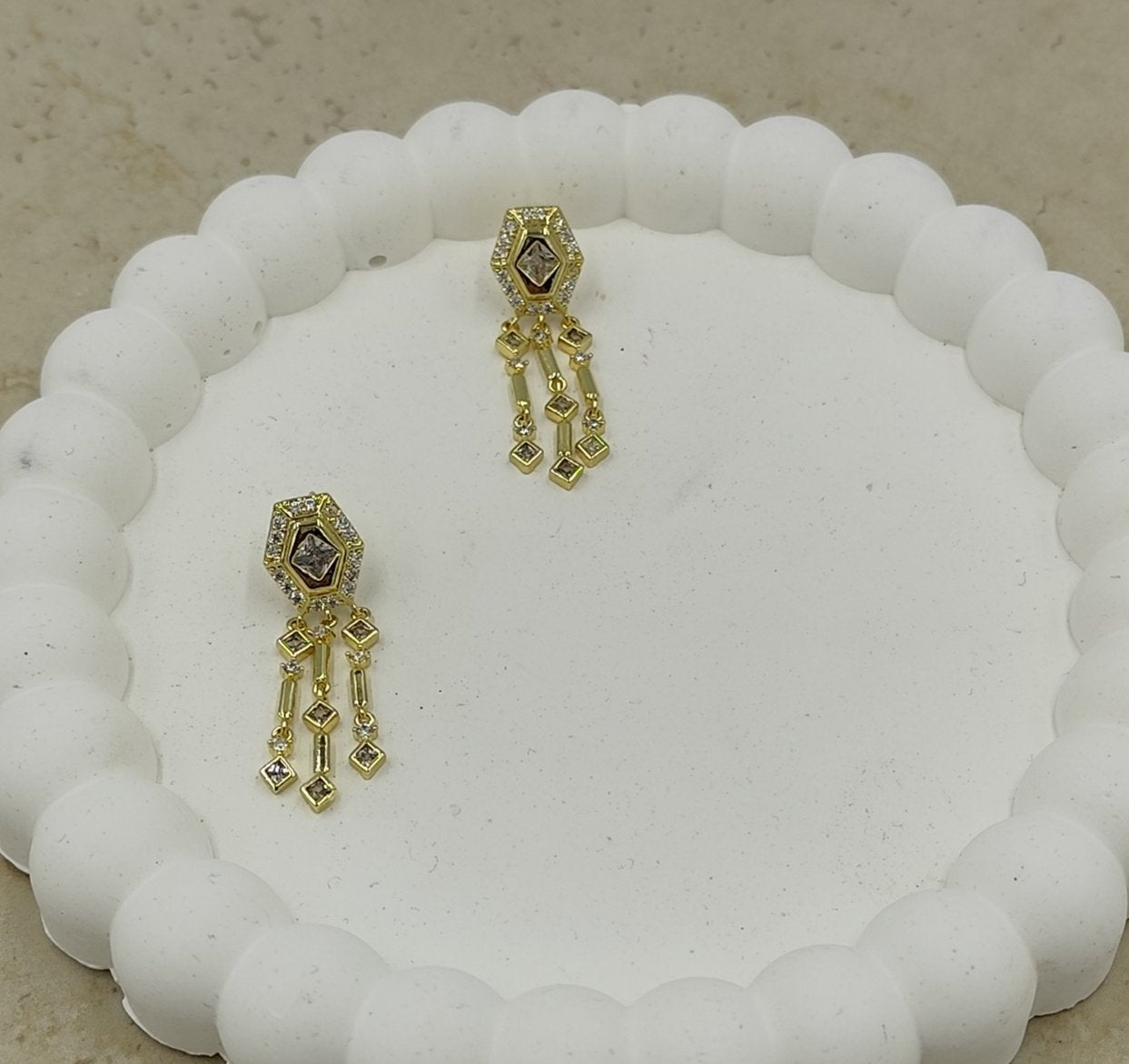 Taş Detaylı Sallantılı Küpe Gold
