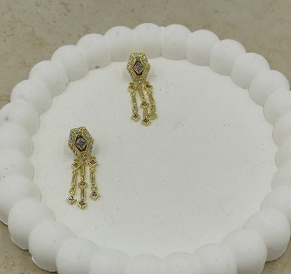 Taş Detaylı Sallantılı Küpe Gold