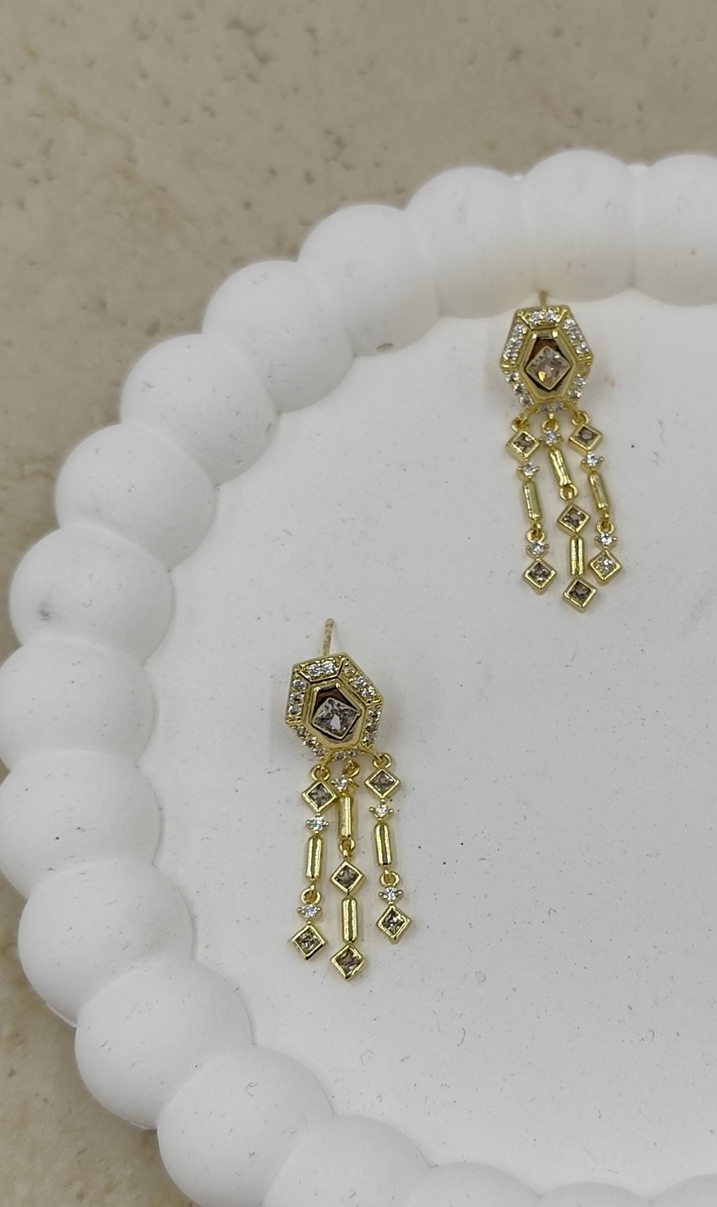 Taş Detaylı Sallantılı Küpe Gold