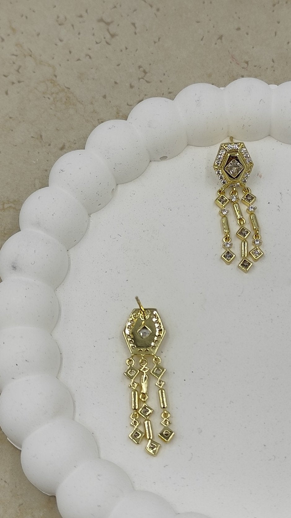 Taş Detaylı Sallantılı Küpe Gold