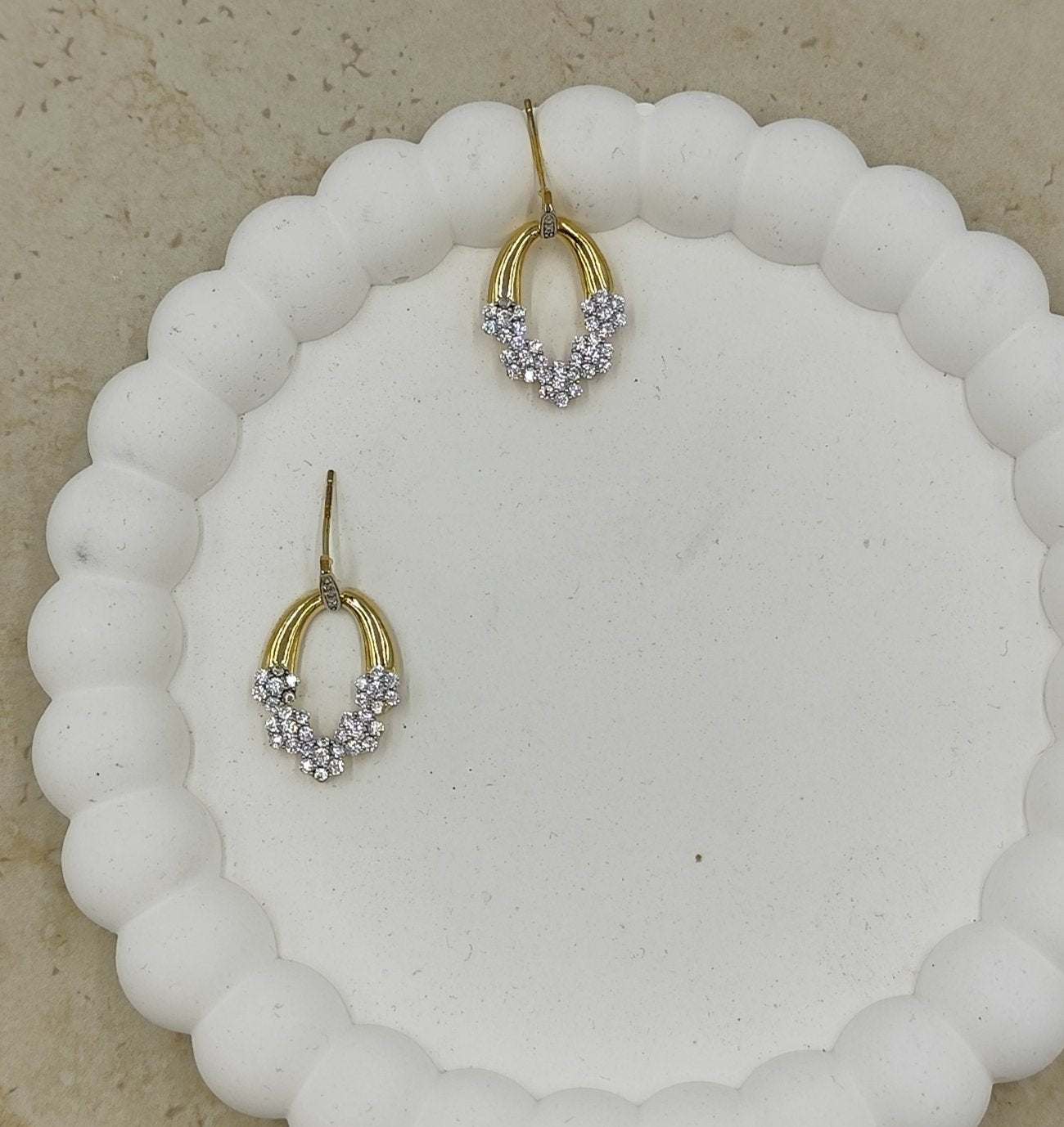Taşları Çiçek Figürlü Sallantılı Küpe Gold