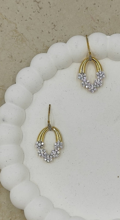Taşları Çiçek Figürlü Sallantılı Küpe Gold