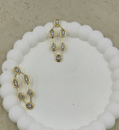Taş Detaylı Gold Küpe