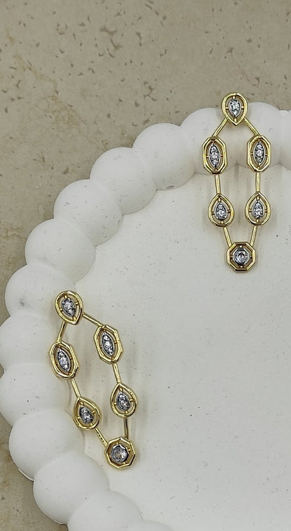 Taş Detaylı Gold Küpe