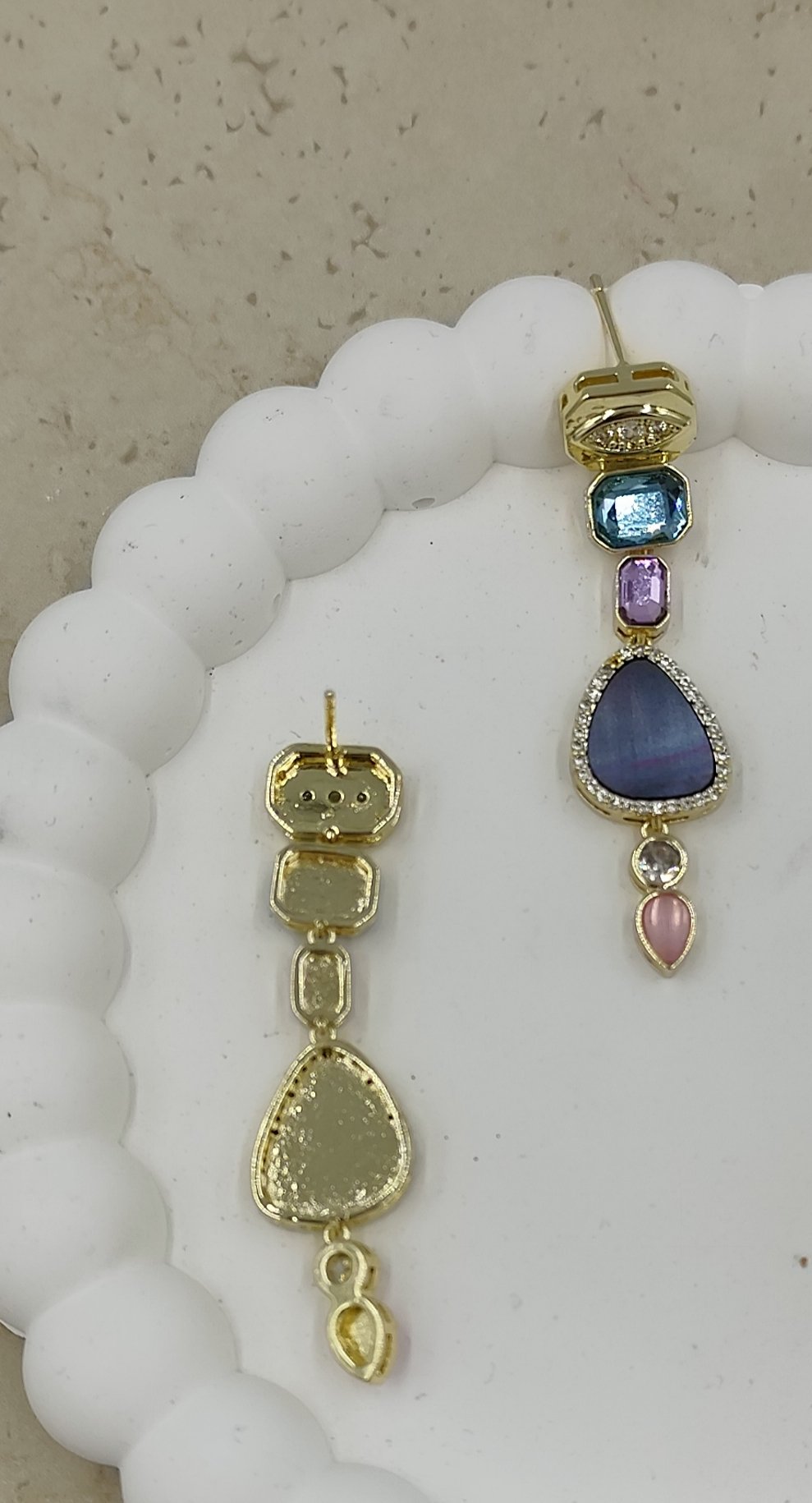 Renkli Taşlı Sallantılı Küpe Gold