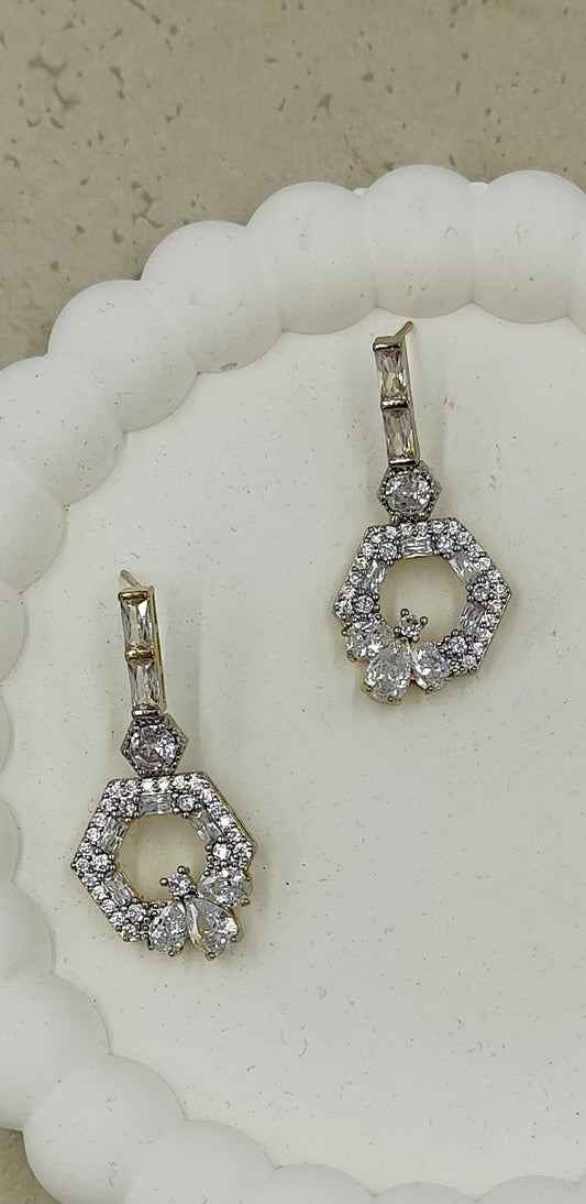 Taş Detaylı Gold Küpe