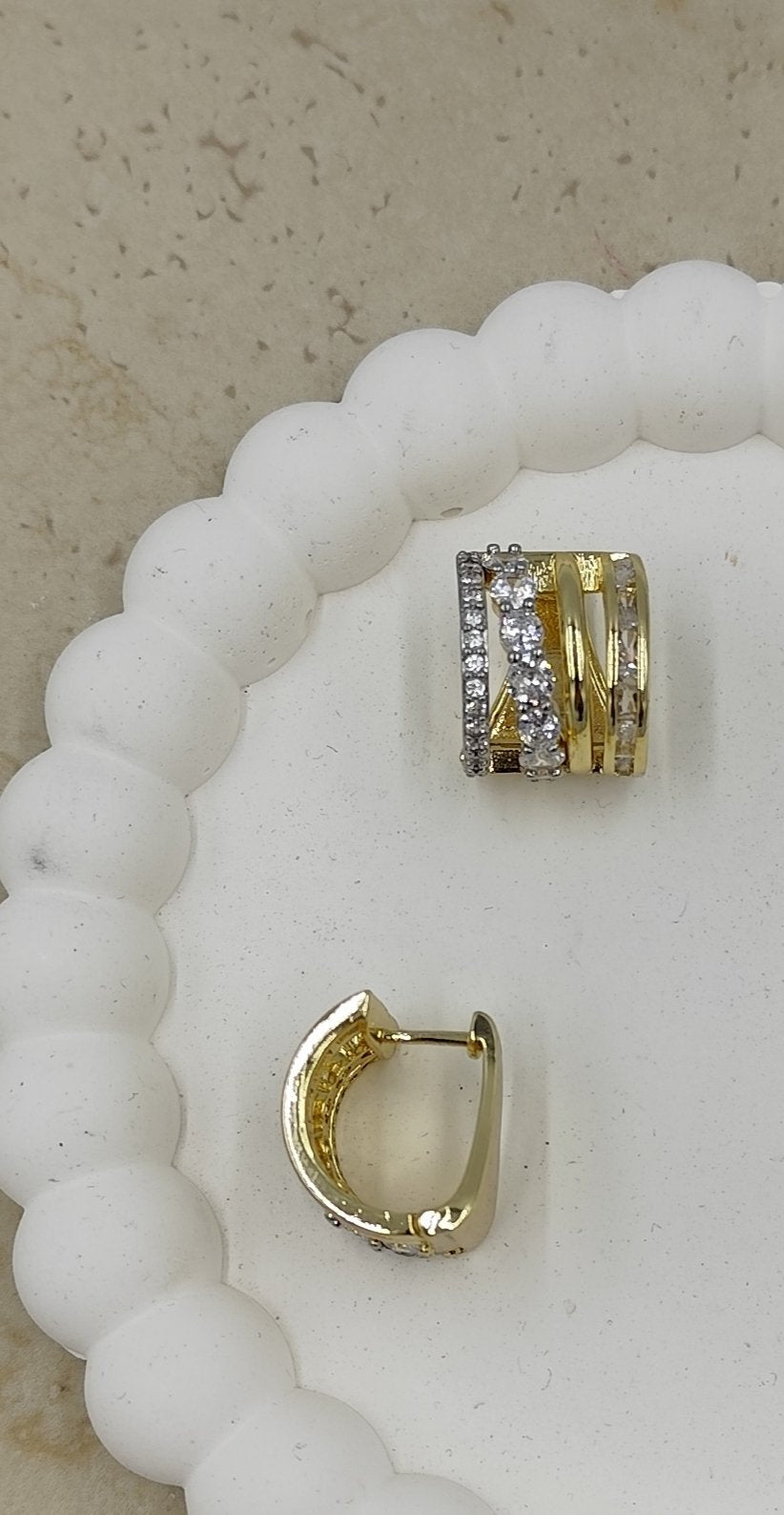 Sıralı Taşlardan Oluşan Küçük Halka Küpe Gold