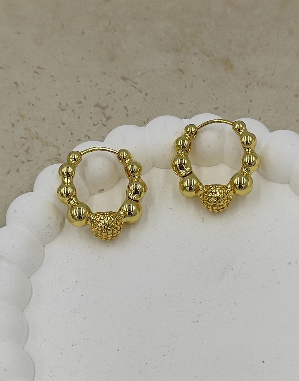 Gold Renkte Topçuklardan Oluşan Halka Küpe