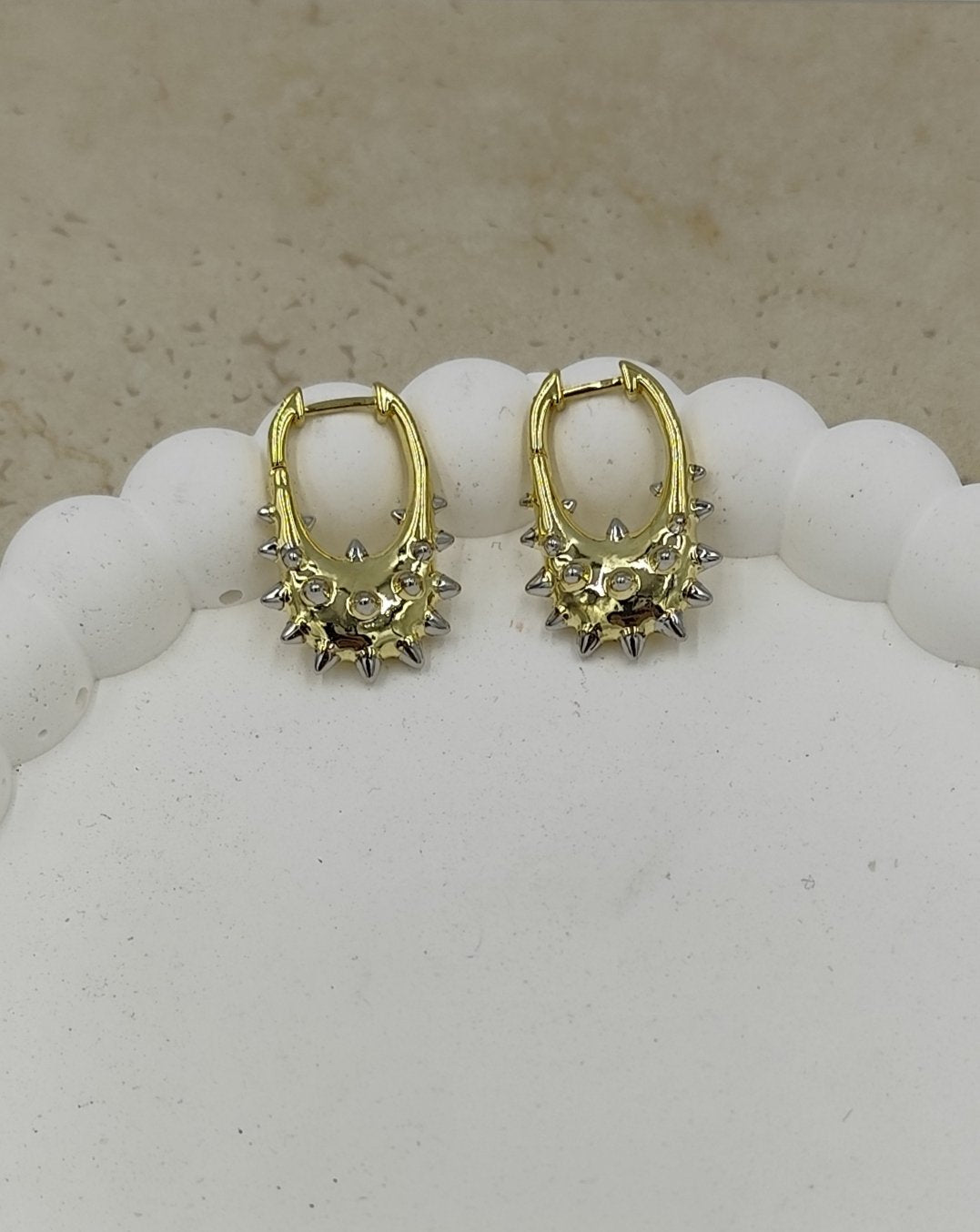 Gold Renkte Üstüne Gümüş Renkte Dikenler Yapılmış Halka Küpe
