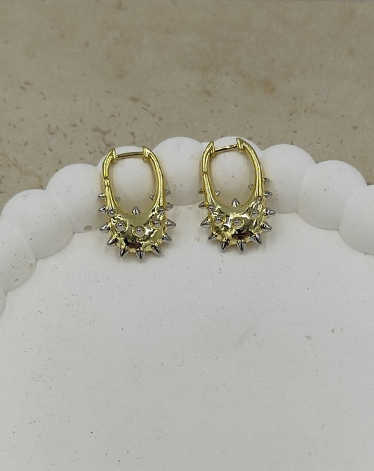 Gold Renkte Üstüne Gümüş Renkte Dikenler Yapılmış Halka Küpe