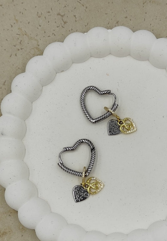 Gümüş ve Gold Renkte Sallantılı Kalp Küpe