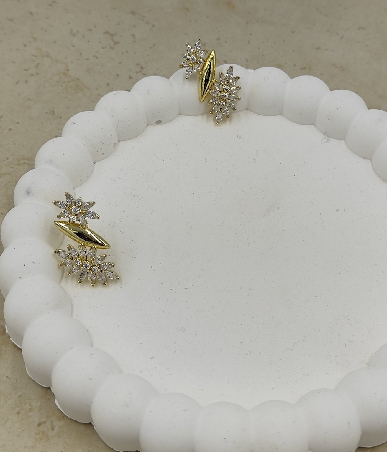 Taş Detaylı Çiçek Küpe Gold - Görsel 2