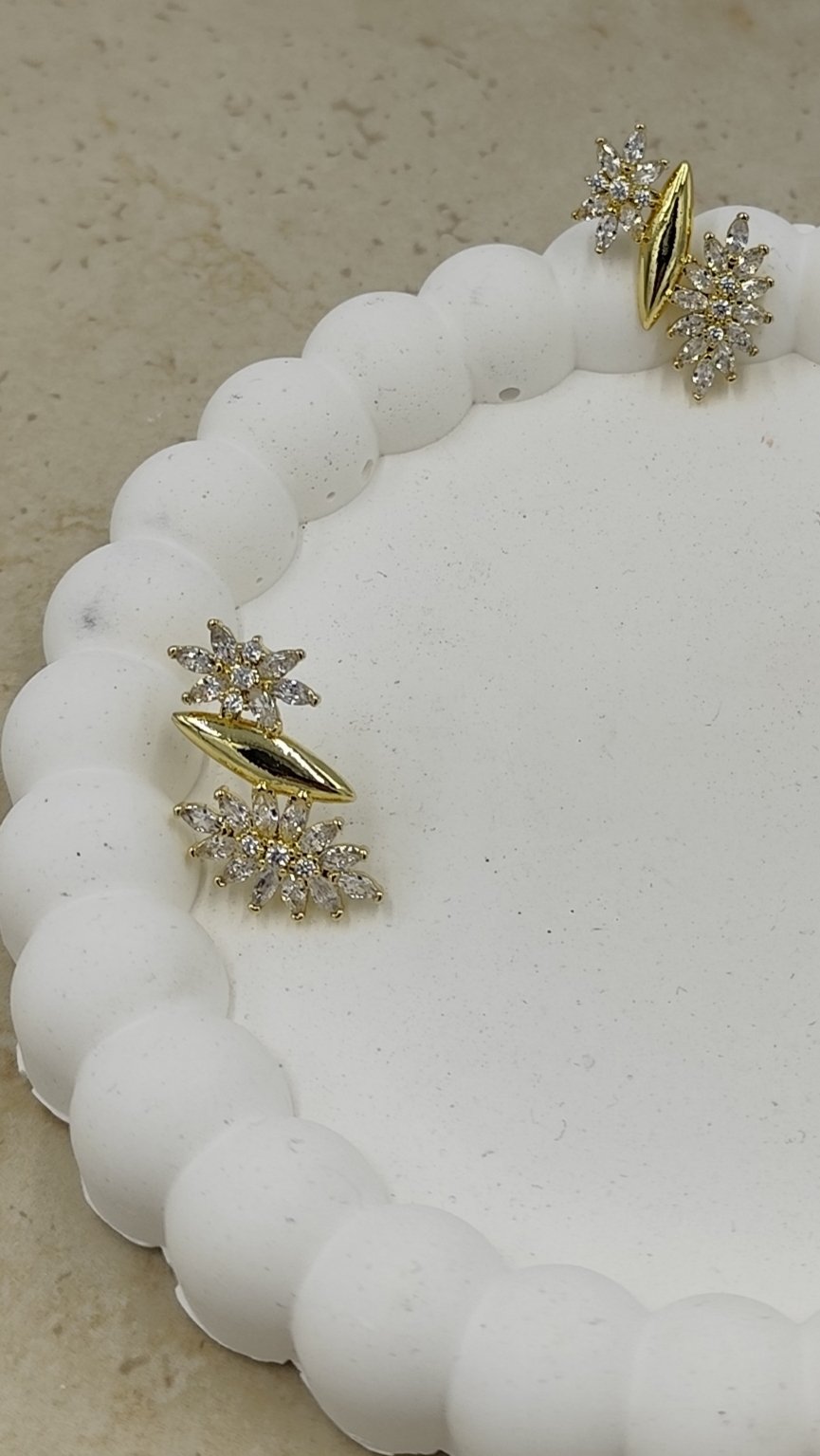 Taş Detaylı Çiçek Küpe Gold