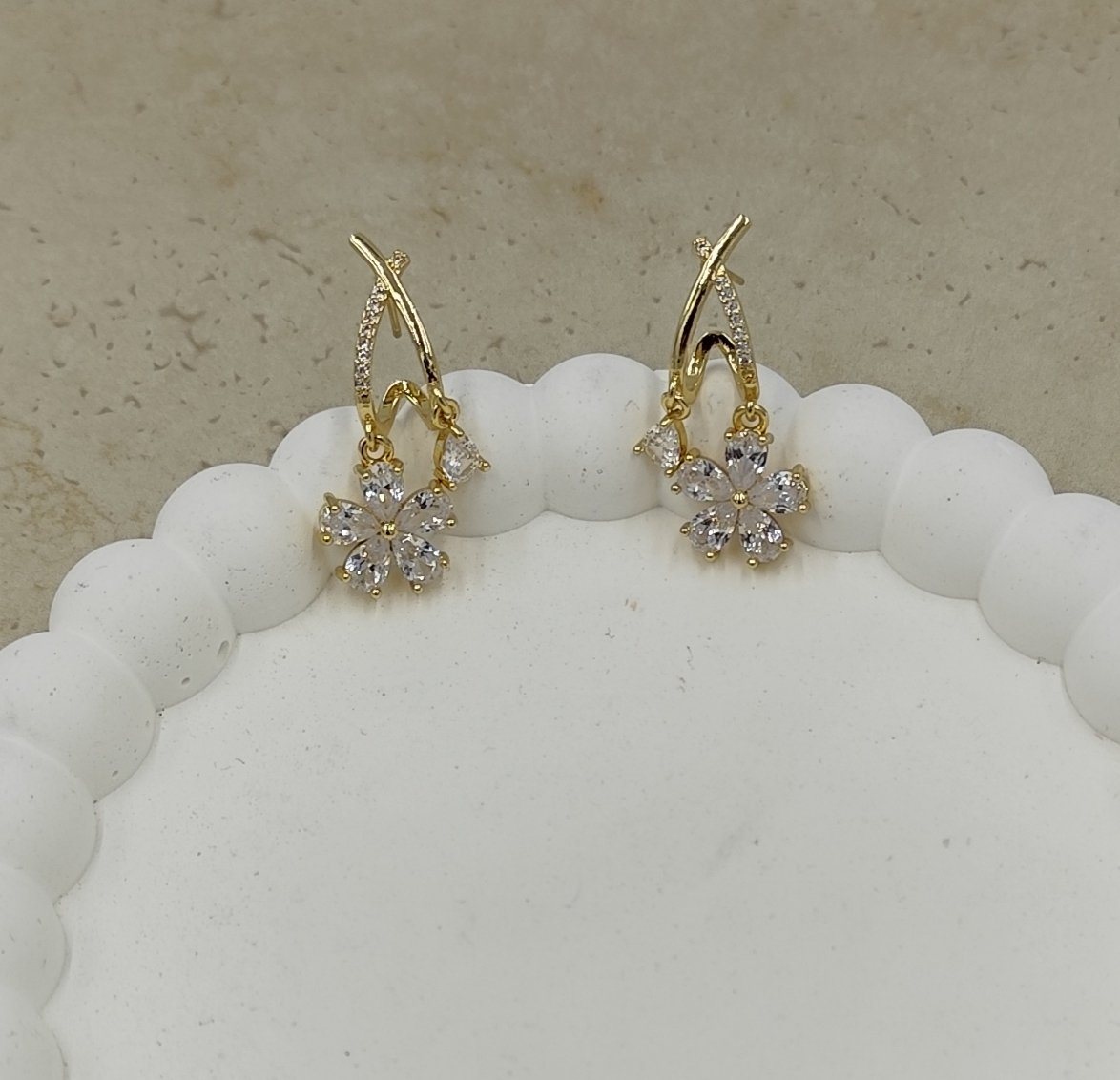 Taş Detaylı Çiçek Küpe Gold - Görsel 2