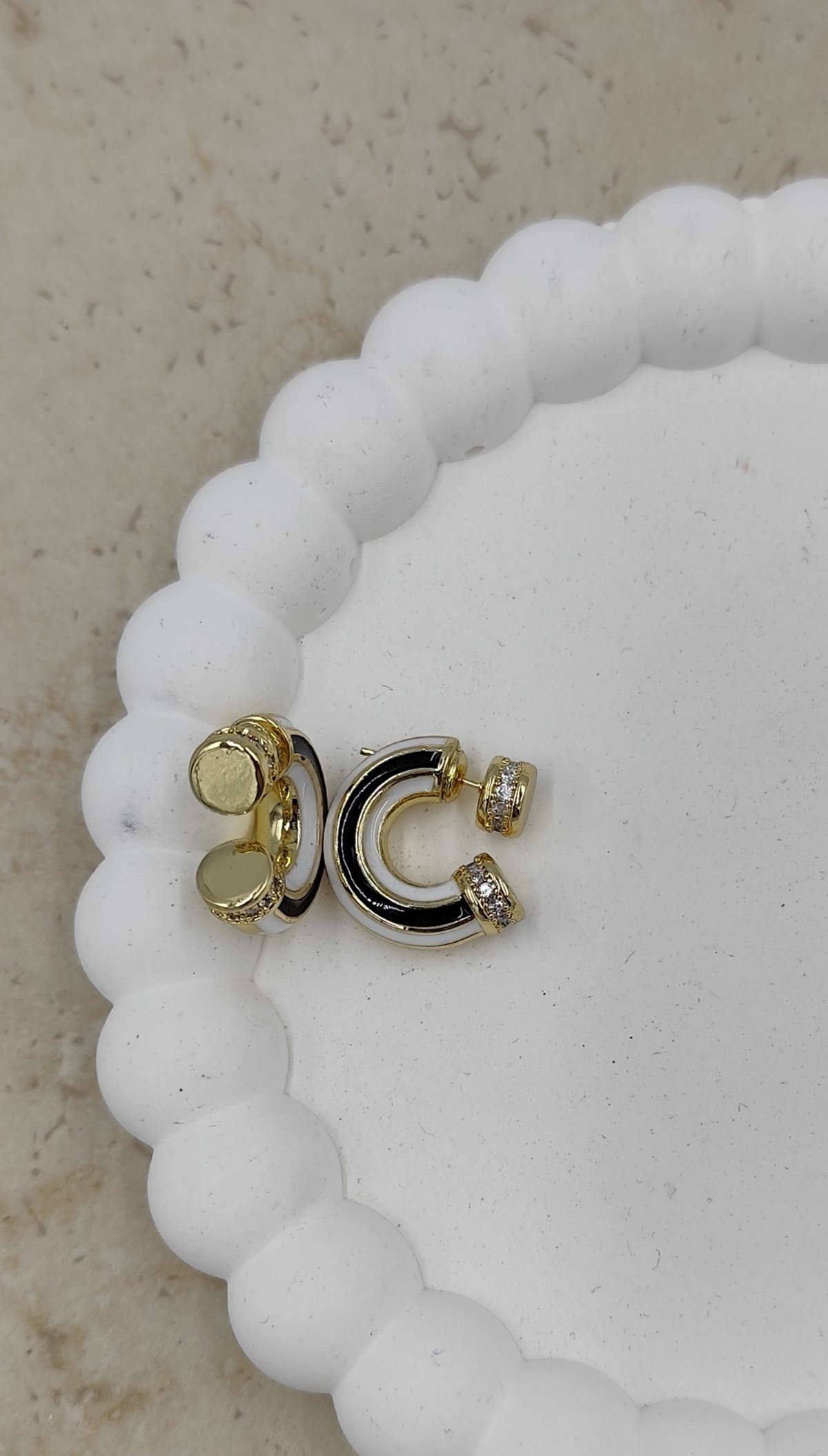 Siyah ve Beyaz Renkte Taş Detaylı Gold Küçük Halka Küpe - Görsel 2